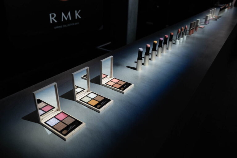 RMKコスメ、寒色ニュアンスカラーの4色アイパレや目元・頬OKの新カラースティック