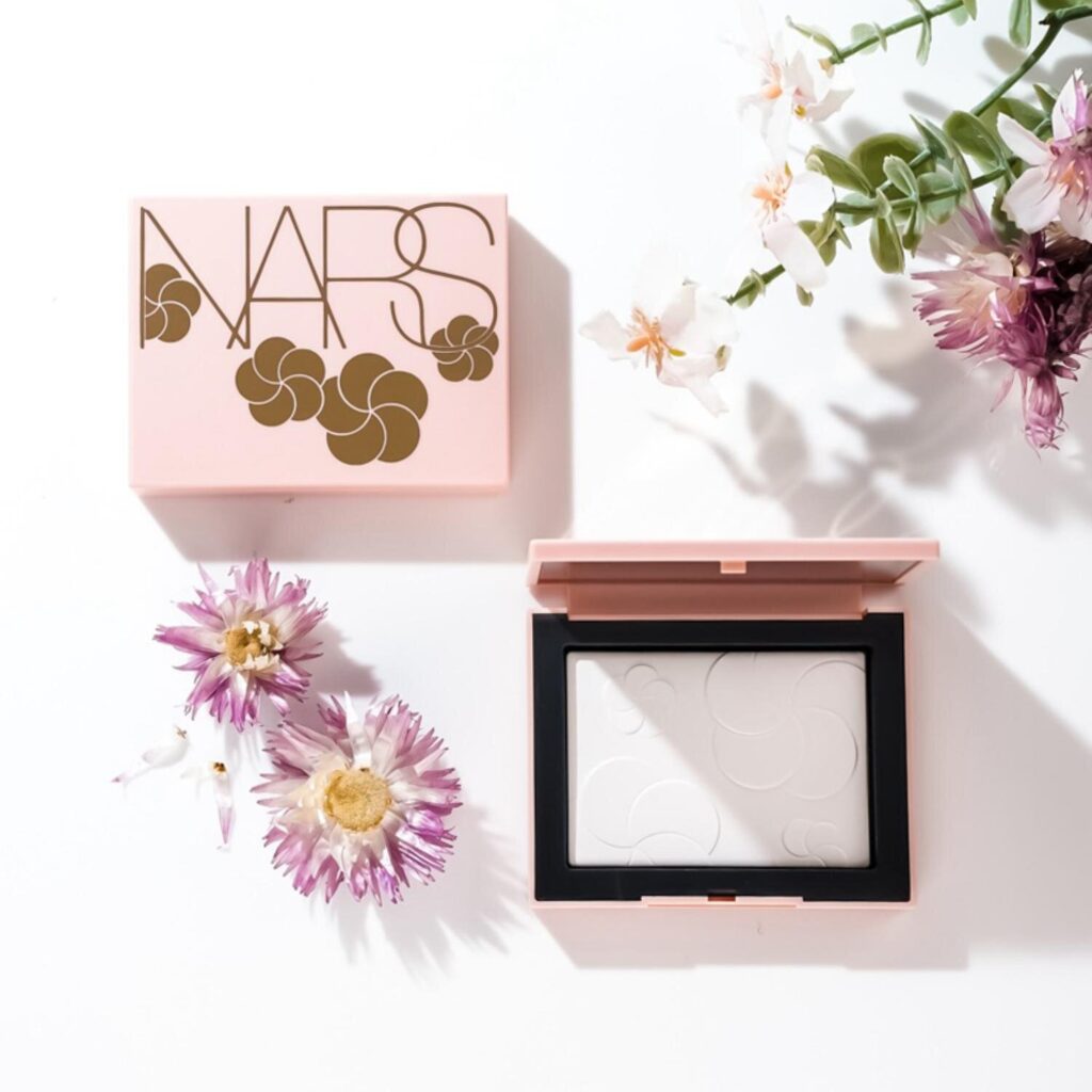 画像に alt 属性が指定されていません。ファイル名: NARSの人気“リフ粉”「花びら」主役の夏デザイン1-1024x1024.jpg